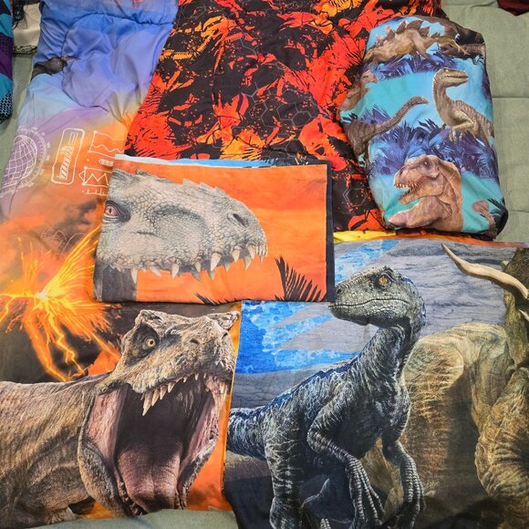 Jurassic World Twin Bedding Set 4 Piece Comforter Sheets Pillowcases Dinosaur - Picture 1 of 2